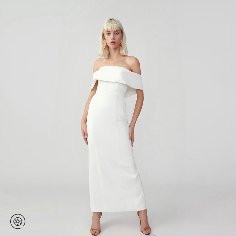 Brand new. Never used 
Fabric Colour: Heavy Georgette Ivory
Length: Ankle.